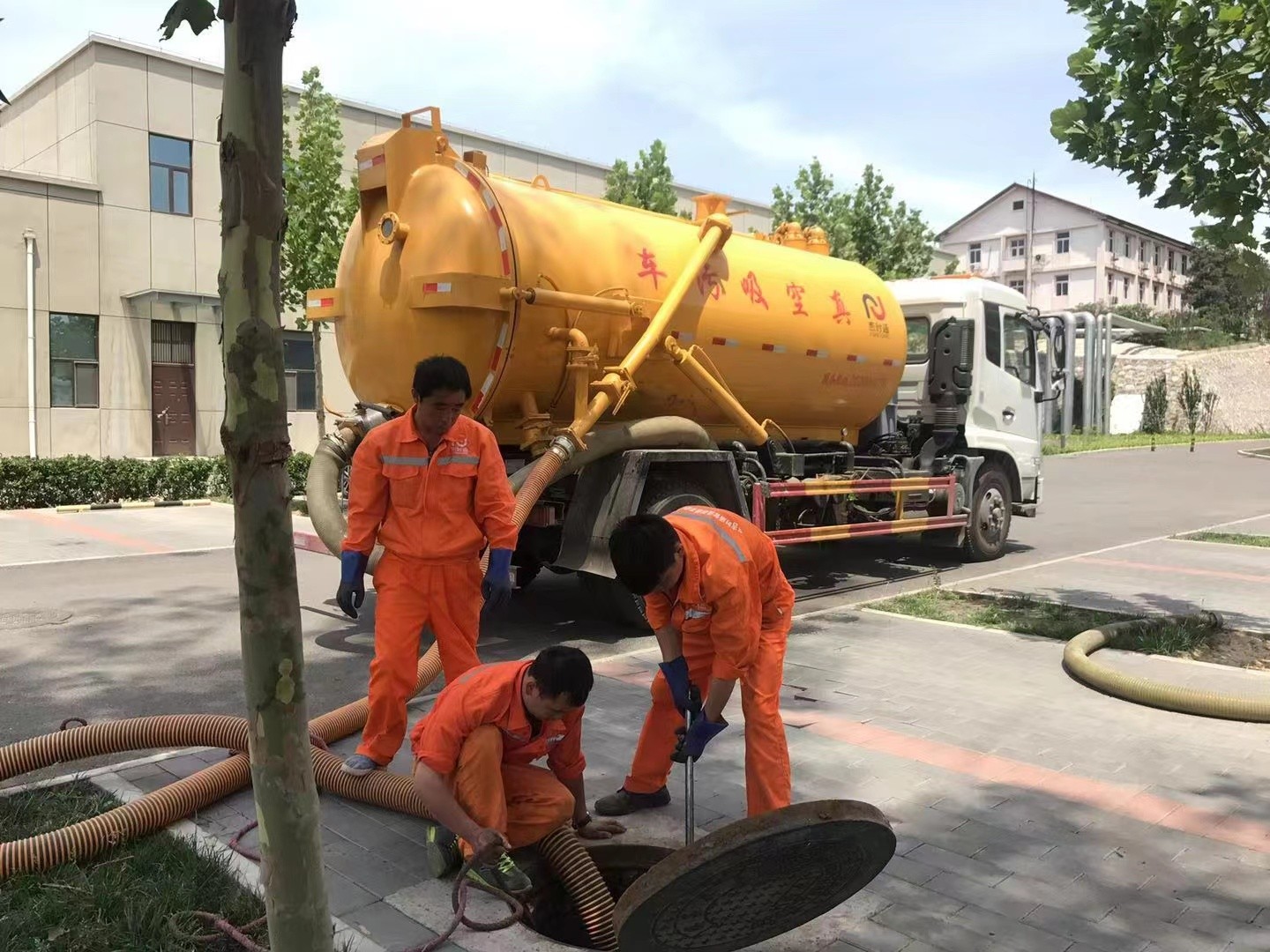 阜新管道疏通车停在窨井附近