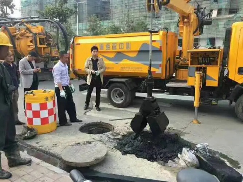 阜新街道：网格员化身“清道夫”，为民解忧疏通“堵心”化粪池